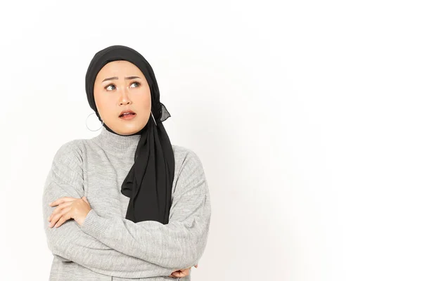 Gondolkodó Gesztus Gyönyörű Ázsiai Viselő Hidzsáb Izolált Fehér Háttér — Stock Fotó