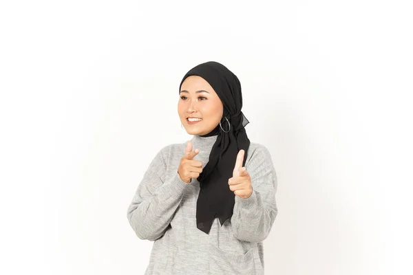 Apuntando Usted Sonrisa Hermosa Mujer Asiática Con Hijab Aislado Sobre —  Fotos de Stock