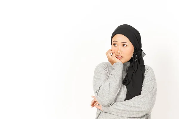 Beyaz Arka Planda Başörtüsü Takan Güzel Asyalı Kadının Endişeli Yüz — Stok fotoğraf