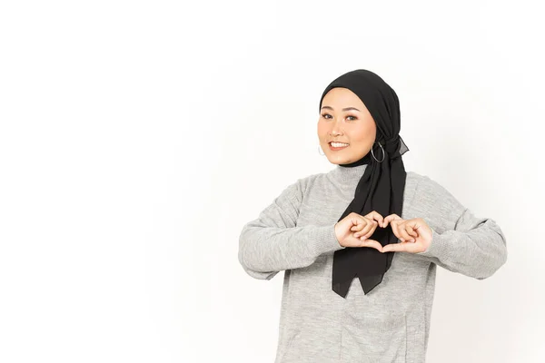 Beyaz Arka Planda Başörtüsü Takan Güzel Asyalı Kadın Aşk Şareti — Stok fotoğraf