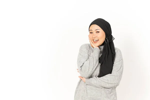 白い背景に孤立したヒジャブを被った美しいアジア人女性の幸せ — ストック写真