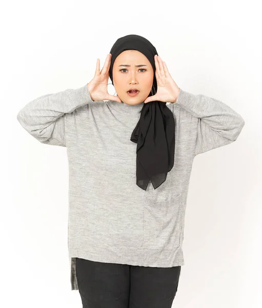 白い背景に隔離されたヒジャブを身に着けている美しいアジアの女性への怒り — ストック写真