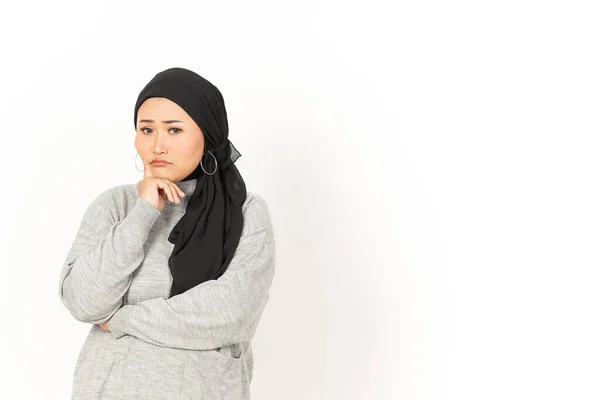 Wütend Auf Schöne Asiatin Die Hijab Auf Weißem Hintergrund Trägt — Stockfoto