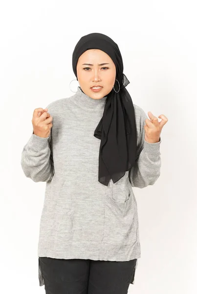 白い背景に隔離されたヒジャブを身に着けている美しいアジアの女性への怒り — ストック写真