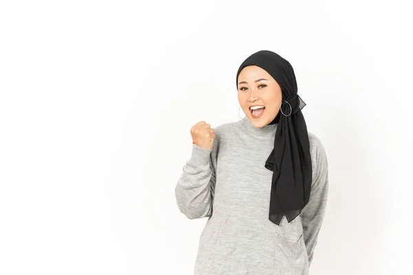 Evet Beyaz Arkaplanda Başörtüsü Giyen Güzel Asyalı Kadının Heyecanlı Hareketi — Stok fotoğraf