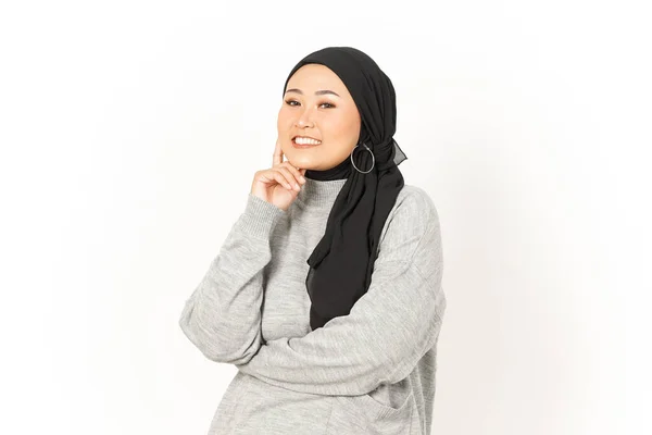 白い背景に孤立したヒジャブを被った美しいアジア人女性の幸せ — ストック写真