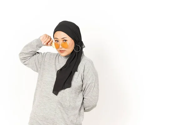 眼鏡でポーズ白い背景に隔離されたヒジャブを身に着けている美しいアジアの女性 — ストック写真