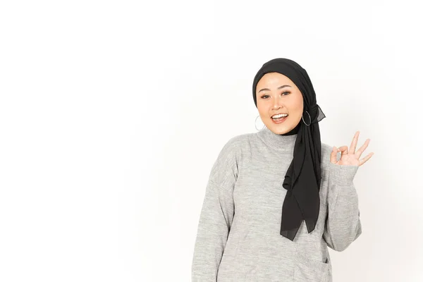 白い背景に隔離されたヒジャブを身に着けている美しいアジア人女性のOkサインを表示 — ストック写真