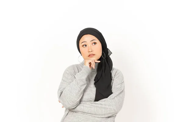 白い背景に隔離されたヒジャブを身に着けている美しいアジアの女性の思考ジェスチャー — ストック写真