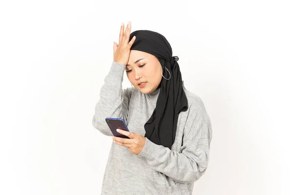 白い背景に隔離されたヒジャブを身に着けている美しいアジアの女性のスマートフォンを使用して — ストック写真