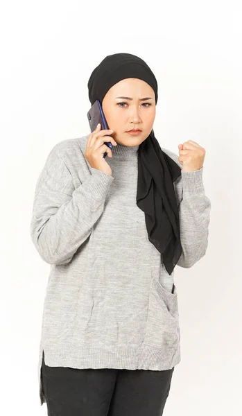 白い背景に隔離されたヒジャブを身に着けている美しいアジアの女性の電話に怒っている — ストック写真