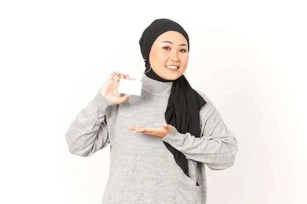 Beyaz Başörtüsü Giyen Güzel Asyalı Kadın Boş Kredi Kartı Tutuluyor — Stok fotoğraf