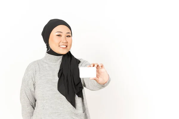 白に隔離されたヒジャーブを身に着けている美しいアジアの女性のブランククレジットカードの保持と表示 — ストック写真