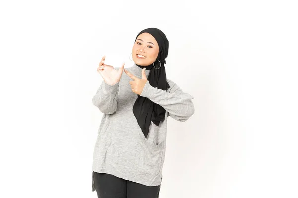 Sosteniendo Mostrando Tarjeta Crédito Blanco Hermosa Mujer Asiática Usando Hijab —  Fotos de Stock