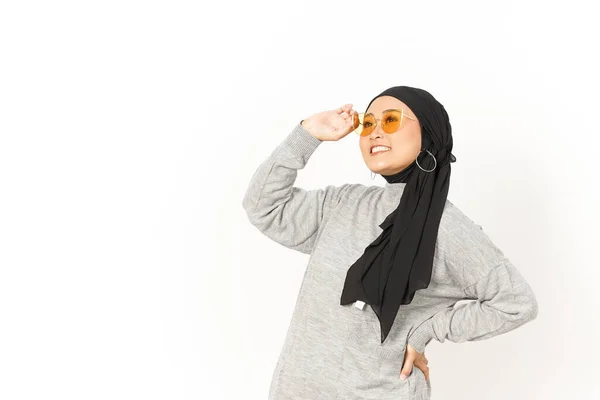 Posando Com Óculos Bela Ásia Mulher Vestindo Hijab Isolado Branco — Fotografia de Stock