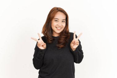 Beyaz arka planda siyah gömlekli güzel bir Asyalı kadının barış işareti.