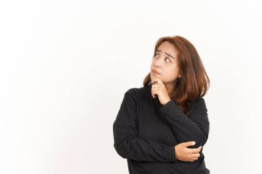 Beyaz arka planda siyah gömlekli güzel bir Asyalı kadının mimimiği.