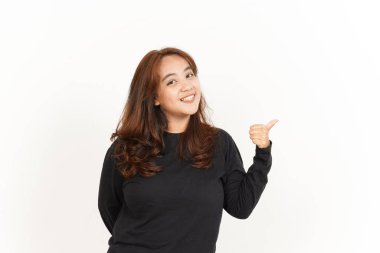 Siyah tişörtlü, güzel Asyalı Kadın Başparmağını gösterip işaret ediyor.