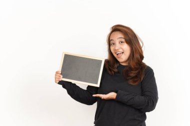 Kara Gömlekli Güzel Asyalı Kadın Kara Tahtası 'nı gösteriyor, sunuyor ve tutuyor.