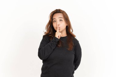 Sessiz ol, beyaz arka planda siyah gömlekli güzel Asyalı kadın.