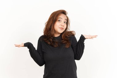 Beyaz arka planda siyah tişört giyen güzel Asyalı kadının kafası karışmış.