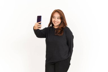 Beyaz tişörtlü, güzel Asyalı bir kadının akıllı telefonuyla selfie çek.