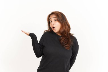 Siyah tişörtlü güzel bir Asyalı kadının açık avucunda önerilen ürün gösteriliyor.