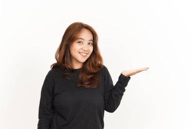 Siyah tişörtlü güzel bir Asyalı kadının açık avucunda önerilen ürün gösteriliyor.