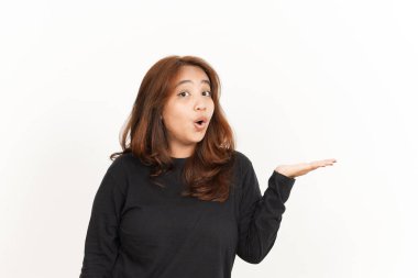 Siyah tişörtlü güzel bir Asyalı kadının açık avucunda önerilen ürün gösteriliyor.