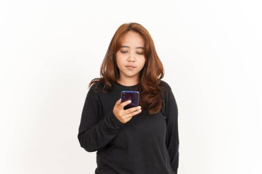 Beyaz tişörtlü, güzel Asyalı bir kadının akıllı telefonunu tutmak ve kullanmak.