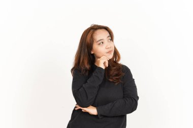 Beyaz arka planda siyah gömlekli güzel bir Asyalı kadının mimimiği.