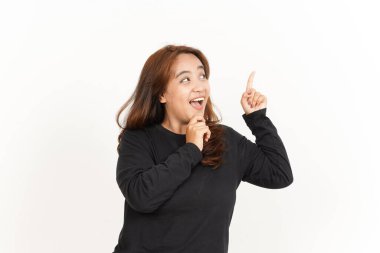 Beyaz arka planda siyah gömlekli güzel bir Asyalı kadının mimimiği.