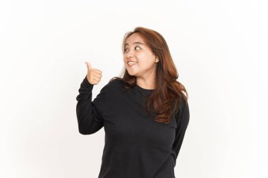 Beyaz tişörtlü, güzel Asyalı bir kadının başparmağını kullanarak ürünü işaret ediyor.