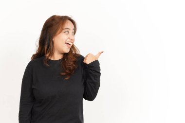 Beyaz tişörtlü, güzel Asyalı bir kadının başparmağını kullanarak ürünü işaret ediyor.