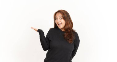 Siyah gömlekli güzel bir Asyalı kadının avucunun içinde sunumu ve sunumu.