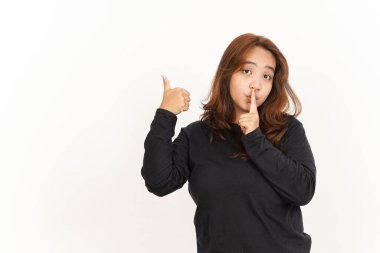 Beyaz üzerine siyah gömlek giyen güzel bir Asyalı kadının başparmağıyla...