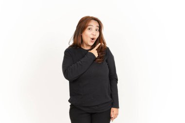 Beyaz üzerine siyah tişört giyen güzel Asyalı bir kadının yan ürünü.