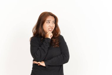 Beyaz arka planda siyah gömlekli güzel bir Asyalı kadının mimimiği.