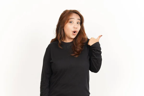 黒いシャツを着た美しいアジア人女性の親指の横に表示され ポイント — ストック写真