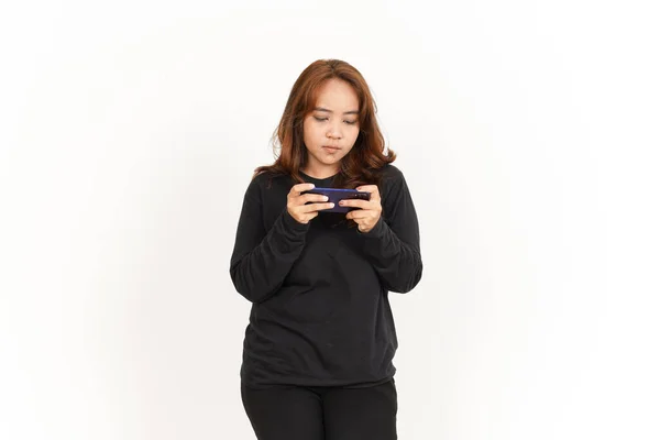 셔츠를 아름다운 아시아 스마트폰으로 모바일 게임을 — 스톡 사진