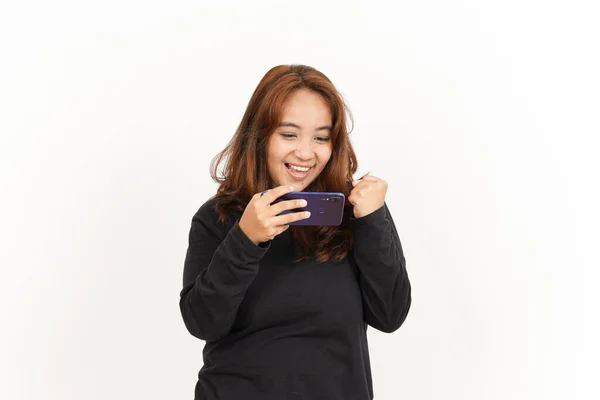 Играть Мобильную Игру Смартфоне Красивой Азиатки Черной Рубашке Изолированной Белом — стоковое фото