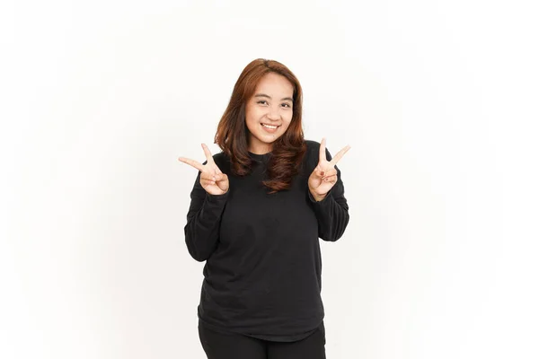 白い背景に黒シャツを着た美しいアジアの女性の平和サインを示す — ストック写真