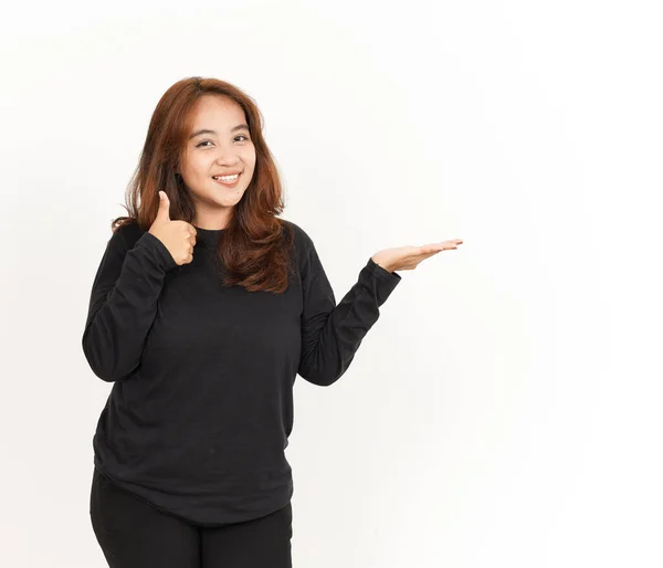 Siyah Tişörtlü Güzel Bir Asyalı Kadının Açık Avucunda Önerilen Ürün — Stok fotoğraf
