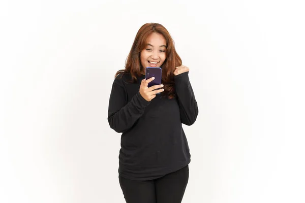 Держать Использовать Смартфон Красивой Азиатской Женщины Черной Рубашке Изолированной Белом — стоковое фото