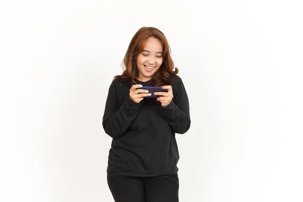 셔츠를 아름다운 아시아 스마트폰으로 모바일 게임을 — 스톡 사진