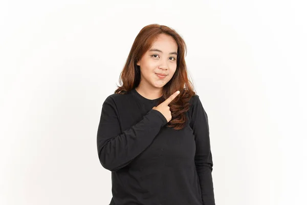Apontando Para Produto Bela Mulher Asiática Vestindo Camisa Preta Isolada — Fotografia de Stock