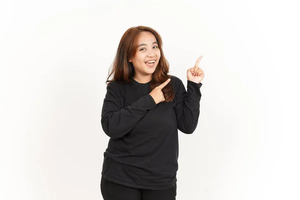 Ukazující Produkt Krásné Asijské Ženy Sobě Černé Tričko Izolované Bílém — Stock fotografie
