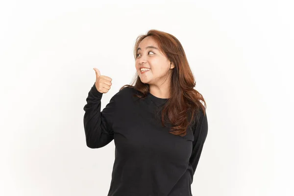 Beyaz Tişörtlü Güzel Asyalı Bir Kadının Başparmağını Kullanarak Ürünü Işaret — Stok fotoğraf