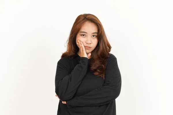 白い背景に隔離された黒いシャツを着た美しいアジアの女性の怒っている顔のジェスチャー — ストック写真