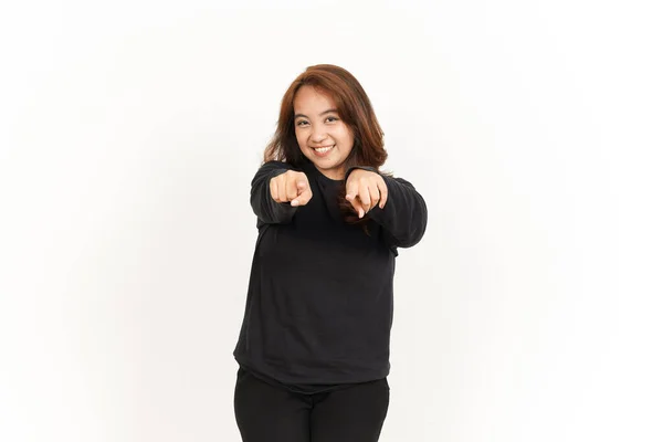 Apuntando Usted Sonrisa Hermosa Mujer Asiática Con Camisa Negra Aislada —  Fotos de Stock